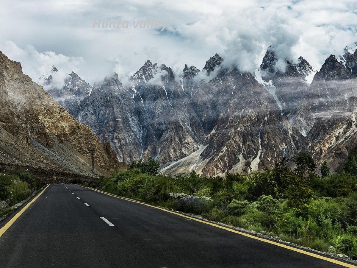 How far is Hunza valley from Lahore